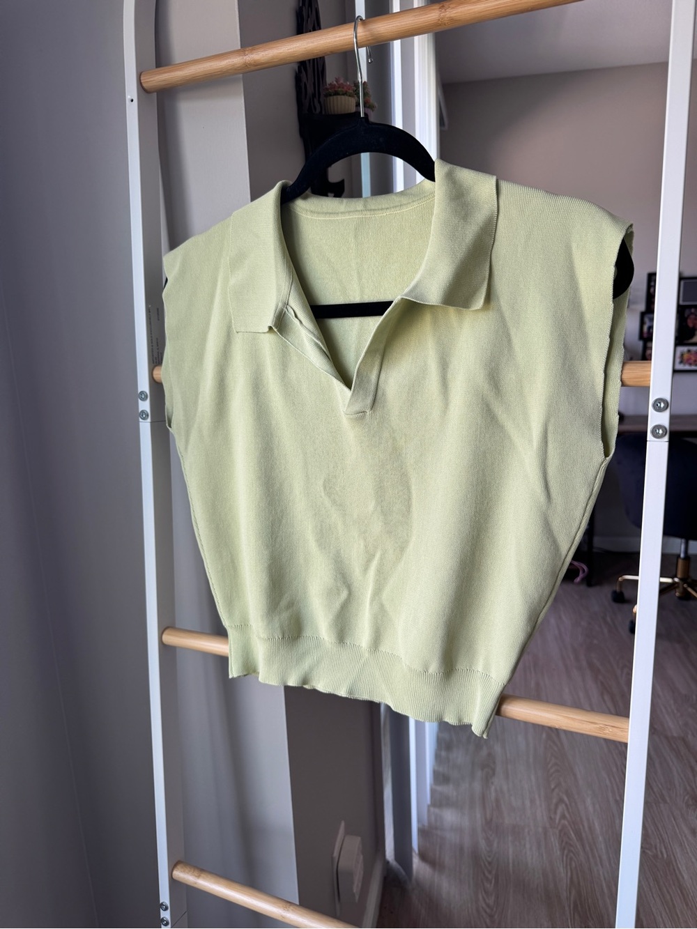 Dazy-Less Collared V-Neck Sleeveless Pale Green Crop Top | Size L | Old Money - Picture 2 of 6